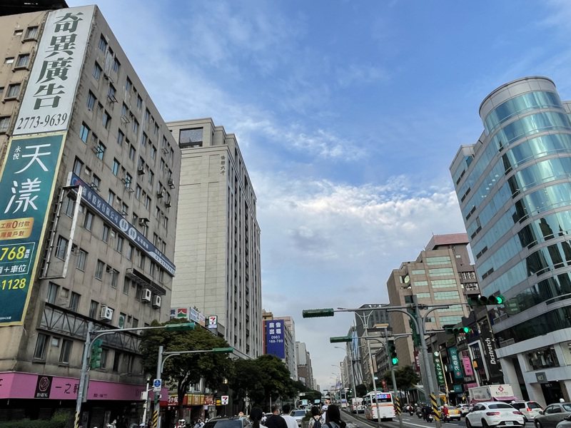 最新實價登錄網揭露，台北市中山區吉林路屋齡22年的整棟華廈，今年2月以總價12.8億元賣出。圖為台北市中山區商辦街景示意照。台灣房屋提供