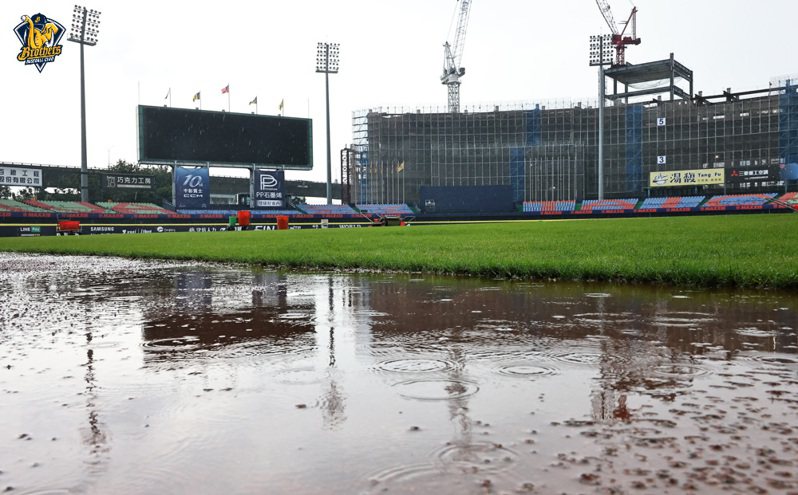 台中洲際棒球場賽事因雨延期。圖／中信兄弟隊提供