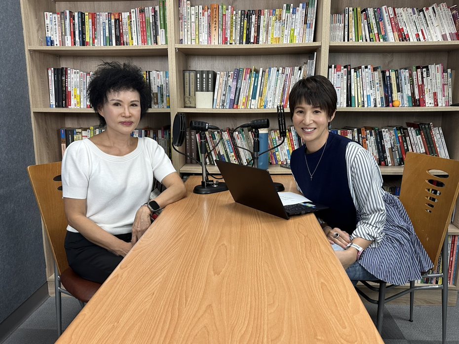 TVBS Podcast節目「新聞幕後」，特別邀請無毒教母譚敦慈(左)，右為夏嘉璐。圖／TVBS提供