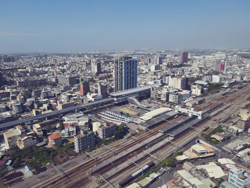 RK1冈山车站西基地预计建造地下4层、地上23层的住商综合大楼，完工后将成为冈山站前新地标。图／高雄市捷运局提供