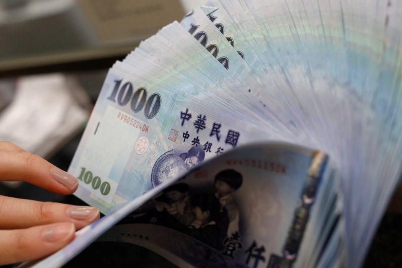 台北外匯市場新台幣兌美元今天收32.578元，貶5分，成交金額10.16億美元。路透
