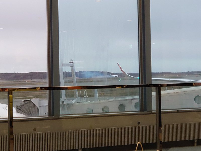 日本全日空一架波音787客機疑似因液壓系統出問題，在北海道新千歲機場著陸時冒出了濃煙。機上並未起火，213人都沒有傳出受傷。照片翻攝：X / NS_tenmofu