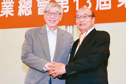 工總理事長改選，苗豐強（左）卸任，由潘俊榮（右）獲選為新任理事長。記者曾學仁／攝影