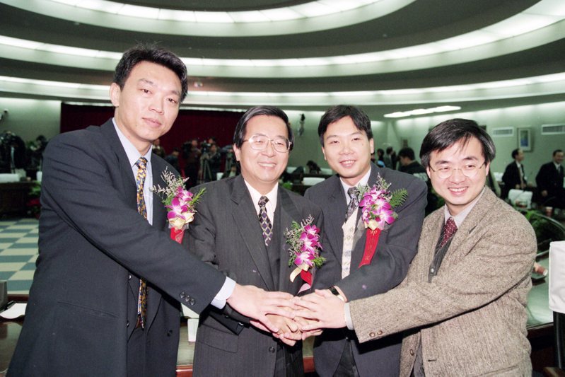 當年輔佐前總統陳水扁（ 左二）的幕僚世代羅文嘉（右）、馬永成（右二），傳將加入準總統賴清德執政團隊。(本報資料照片)