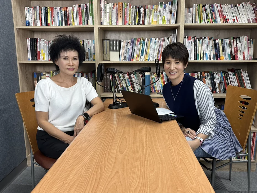 TVBS Podcast節目「新聞幕後」，特別邀請無毒教母譚敦慈(左)，右為夏嘉...