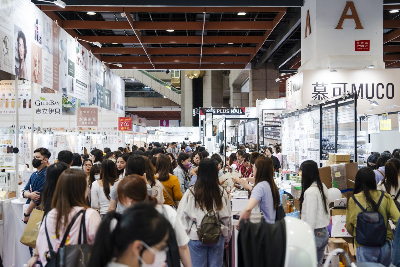 台北「春季美容保養展」暨「美甲美睫博覽會」，迎來近年觀展人數最高峰。張皓婷/攝影