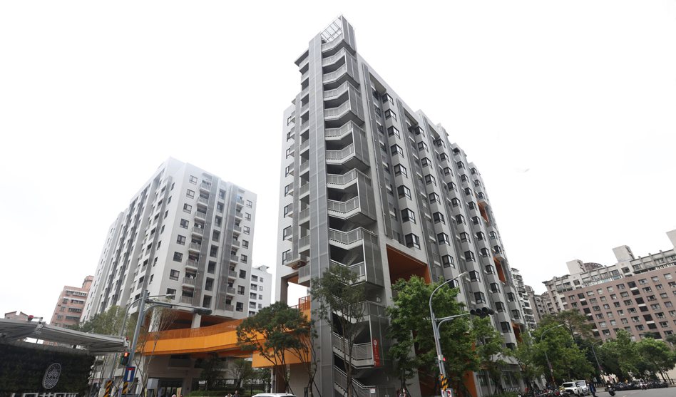 男網友想申請社會住宅，但父母親在台北市有房產，提問說要如何申請社會住宅。圖為土城員和青年社會住宅。聯合報系記者杜建重／攝影