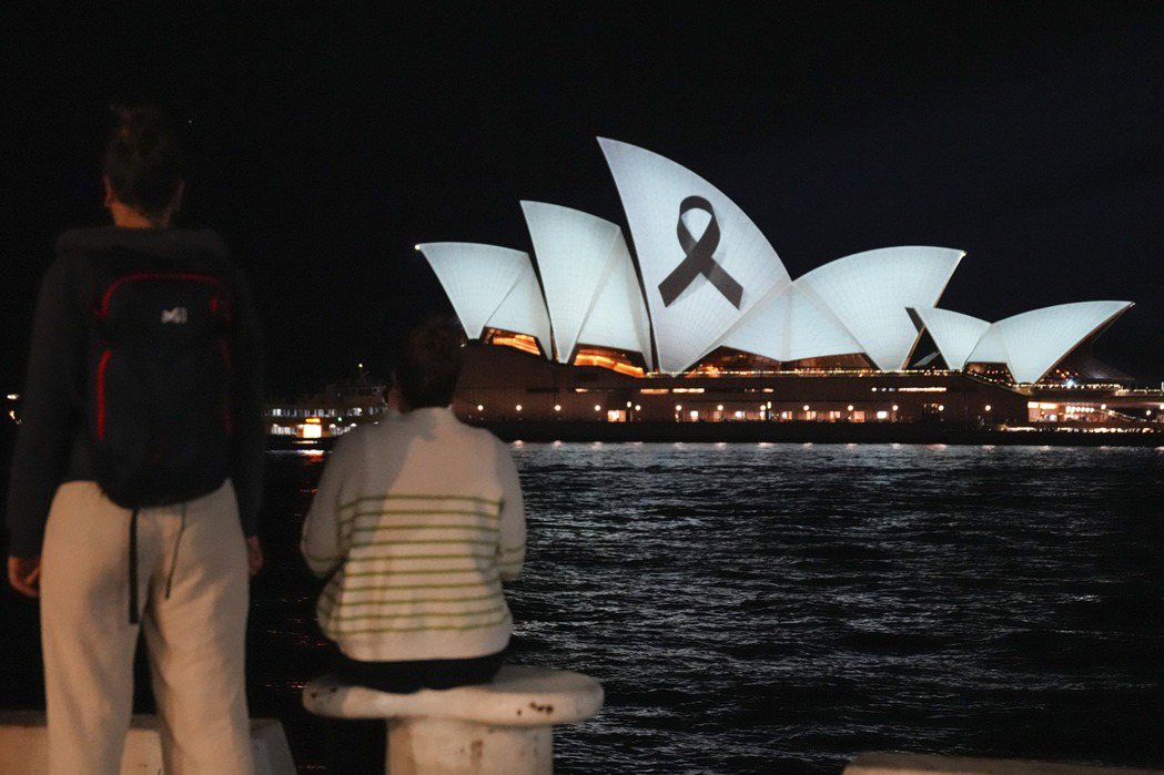 13日購物中心刺傷事件後，雪梨歌劇院15日亮起黑絲帶悼念受害者。 圖／美聯社