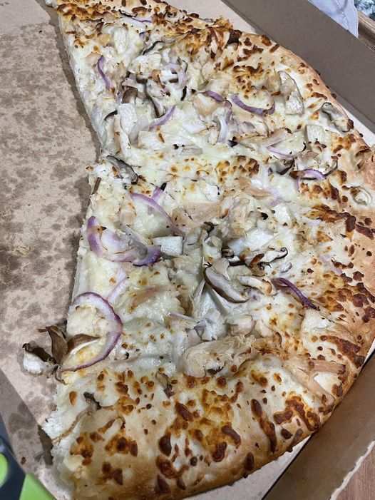 女網友日前吃了賣場新口味蕈菇雞肉（松露風味）披薩後，讓她超級無法接受哪濃濃的瓦斯味。圖擷自臉書「Costco好市多 商品經驗老實說」