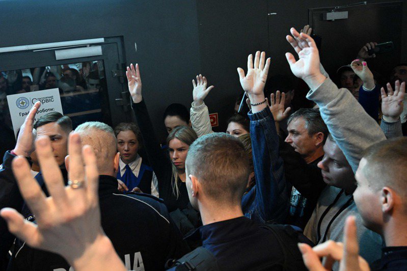 基輔暫停為役男提供領事服務，許多烏克蘭人為此感到憤怒，聚集在波蘭華沙一間護照辦事處前。 圖／法新社