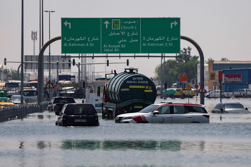 阿聯16日遭到有史以來最大降雨侵襲，包括杜拜在內，造成當地高速公路大淹水，汽車被困在洪水中。 圖／路透
