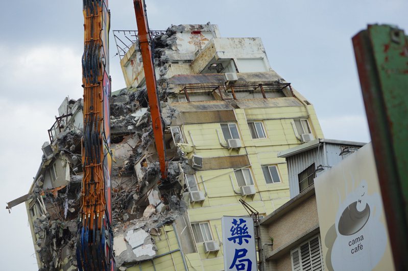 花蓮富凱大飯店拆除第2天，25日按原定進度拆到6樓，拆除進度順利。中央社