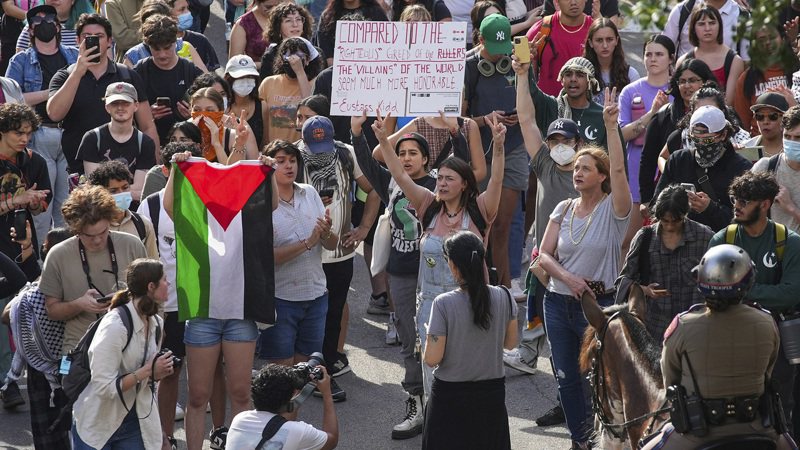 美國大學生反對以色列軍隊在加薩戰爭中的所作所為，反以示威愈演愈烈。白宮表示，總統拜登支持學生行使言論自由權利。 美聯社