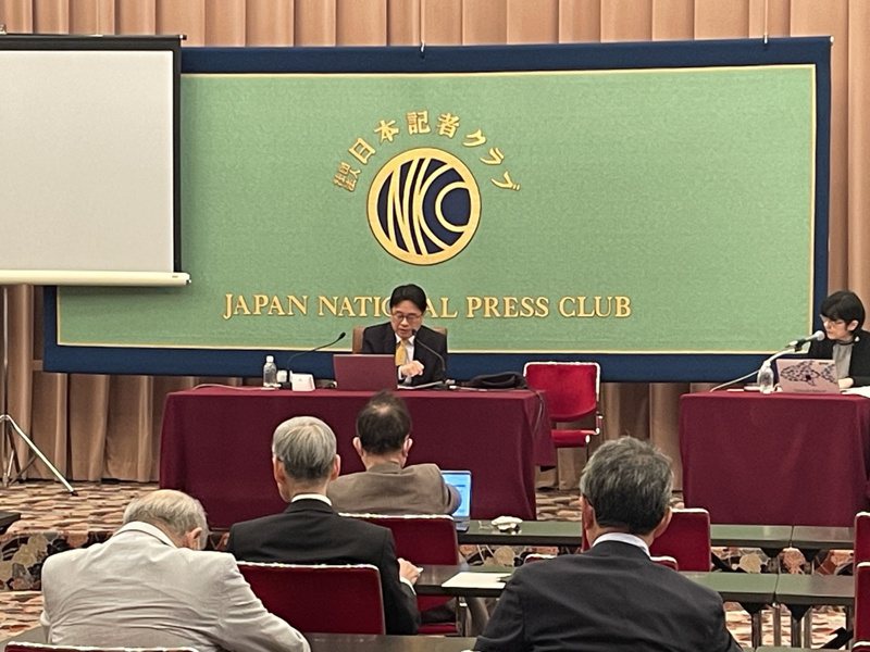 資深記者、今周刊顧問林宏文撰寫「TSMC帶動世界的秘密」在日本引發話題，25日下午在日本記者俱樂部舉辦記者會，分享他在採訪生涯觀察到的台積電內幕，並與日本媒體展開討論。中央社