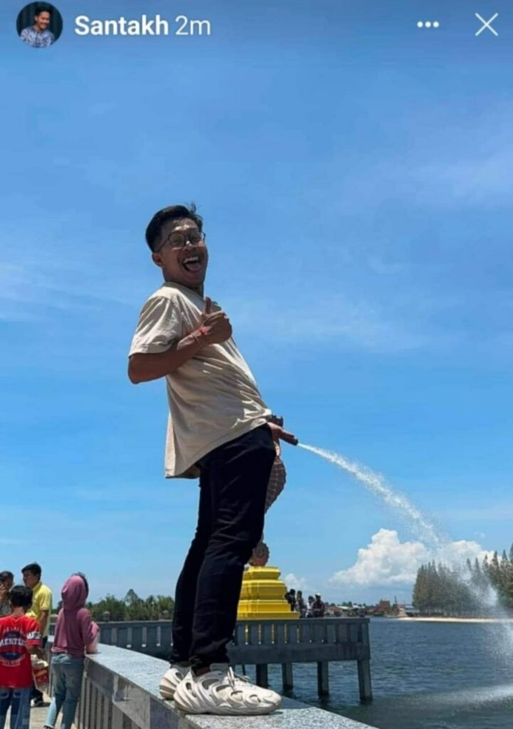 柬埔寨一名網紅在貢不省新地標「噴水海馬雕像」前，利用視覺錯位擺出尿尿姿勢並上傳影像，激怒當地民眾和警方。圖／擷自臉書