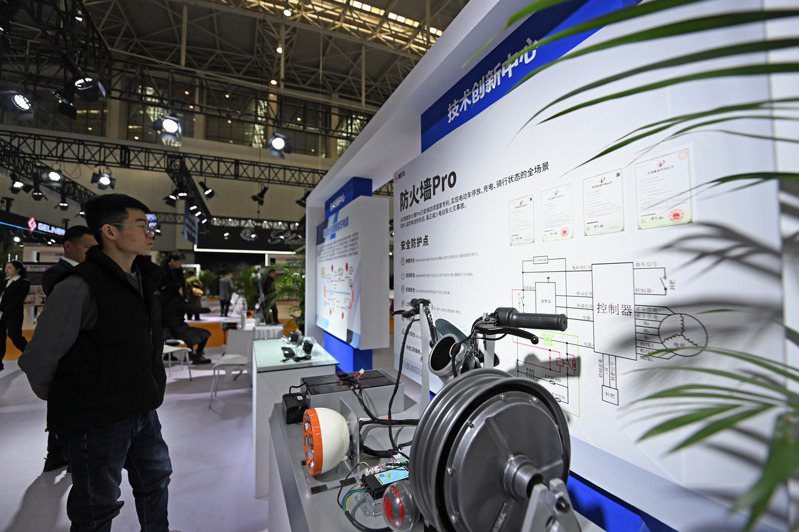 第二十二屆中國北方國際自行車電動車展覽會今年3月開幕，觀眾在展覽設置的電動自行車產品質量安全技術創新中心內參觀。圖／新華社