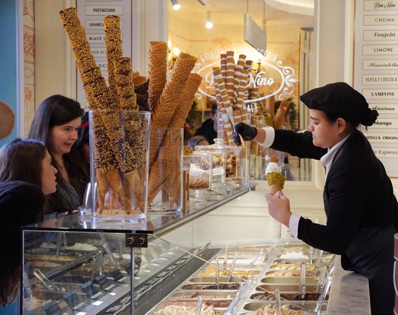 義大利米蘭市預計今年5月至11月實施「午夜禁止飲食外帶」法規，包括義式冰淇淋。許多觀光客到訪義大利最不能錯過的就是品嚐正宗義式冰淇淋。新華社