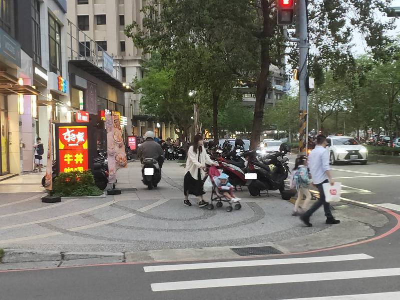 新竹市关新路与关新北路一带的人行道常见骑士违规骑上人行道，影响到民众或是家长推著娃娃车通行。图／民众提供