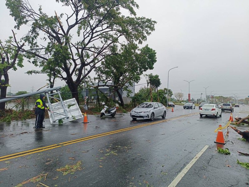 高雄市湖內區東方路今早因大雨造成路旁路樹、電桿、交通號誌桿倒塌，影響交通。圖／湖內分局提供