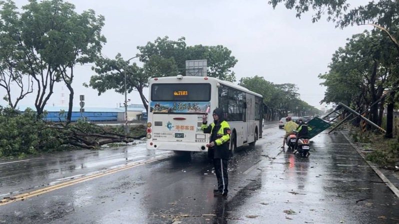 湖内分局派遣警员就前往路树倒塌现场，协助疏导交通。图／湖内分局提供