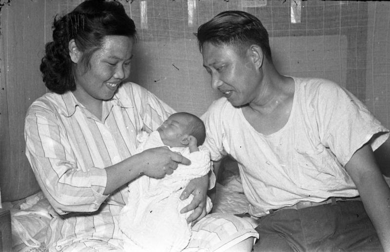 1956年4月26日，結婚14年仍未有子女的孫仲敏夫婦，終盼得一名千金，丈夫孫仲敏（右）與太太孫九青（左）開心的抱著千金合照。圖／聯合報系資料照片
