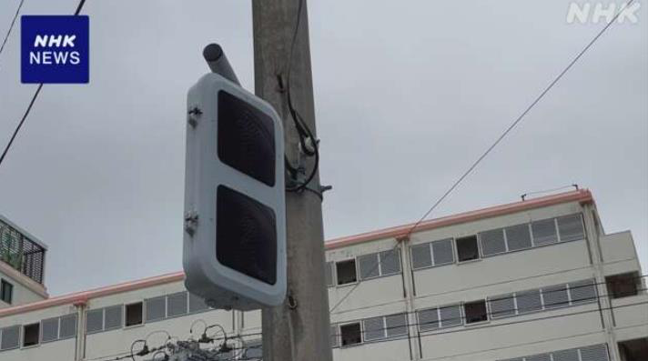 日本沖繩縣宮古島市當地時間25日凌晨3點起發生大規模停電，截至今天早上8點，仍有逾2萬5000戶家庭斷電。圖為市中心紅綠燈號熄滅。取自NHK