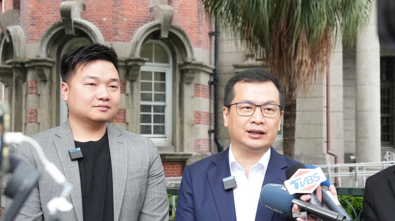 國民黨立委羅智強、台北市議員楊植斗今天赴監察院遞件檢舉賴清德財產申報不實。圖／羅智強辦公室提供