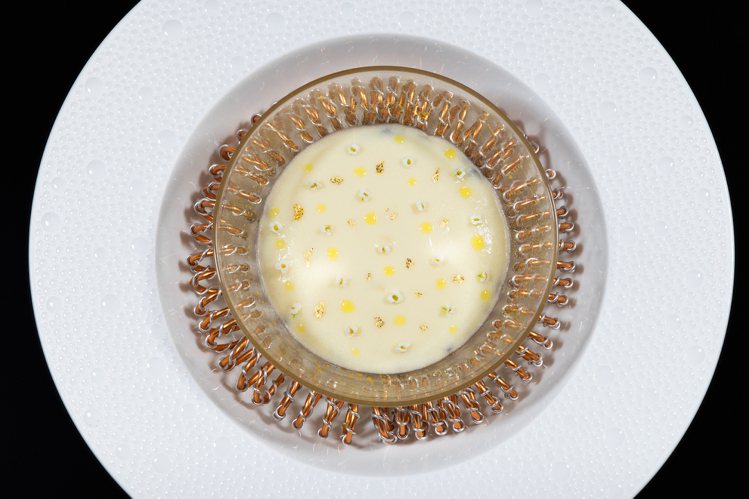 白蘆筍慕斯與Osciètra魚子醬及牡丹蝦。圖／侯布雄法式餐廳提供