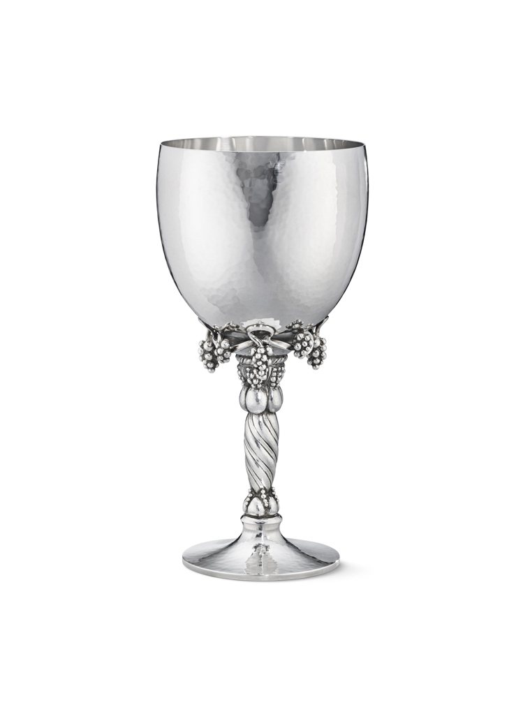 GRAPE銀雕系列編號263A純銀葡萄高腳酒杯，14萬元。圖／喬治傑生提供