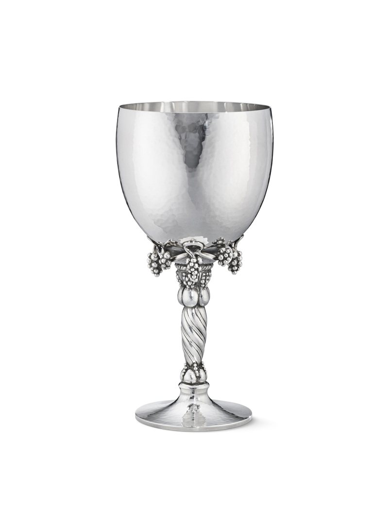 GRAPE银雕系列编号263A纯银葡萄高脚酒杯，14万元。图／乔治杰生提供