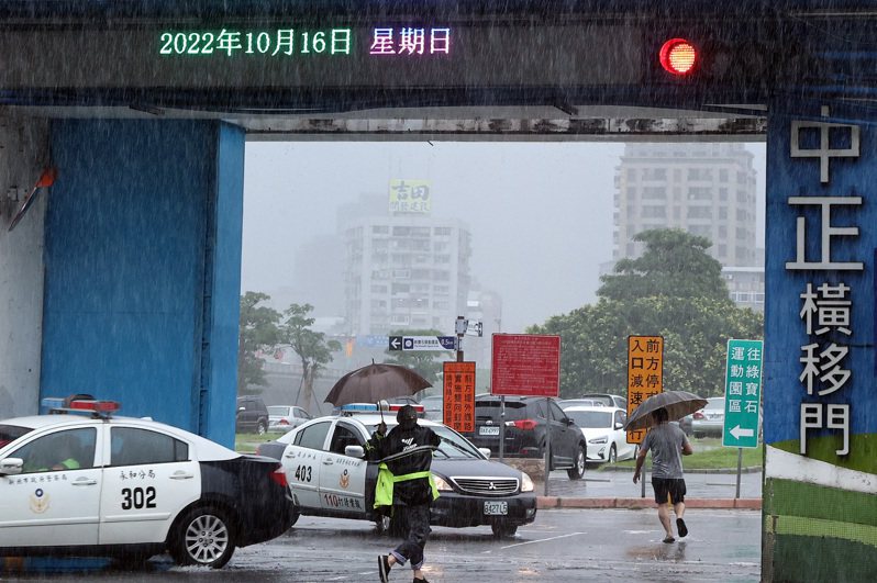 防汛期間，台北市若宣布水門「只出不進」後4小時將拖吊車輛。圖／聯合報系資料照