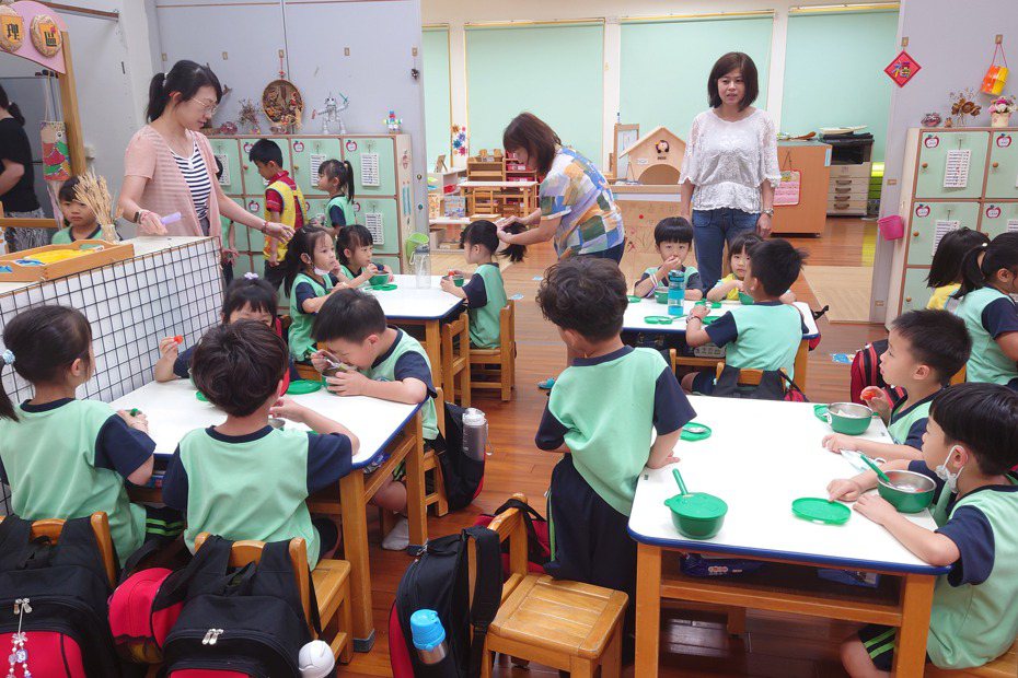 台灣少子化，大多數幼兒園採混齡教學，教幼老師指導幼童互相幫忙。記者簡慧珍／攝影