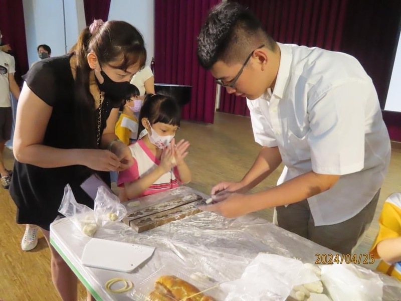 庆祝太阳公生日，台南市协进附幼与南台科大合作，今天举办「九猪十六羊」传统糕饼制作活动。记者郑惠仁／摄影