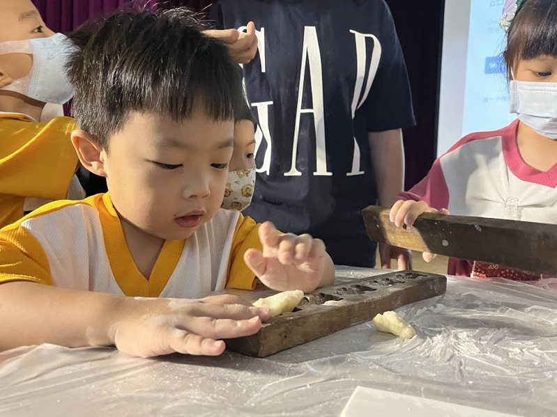 庆祝太阳公生日，台南市协进附幼与南台科大合作，今天举办「九猪十六羊」传统糕饼制作活动。记者郑惠仁／摄影