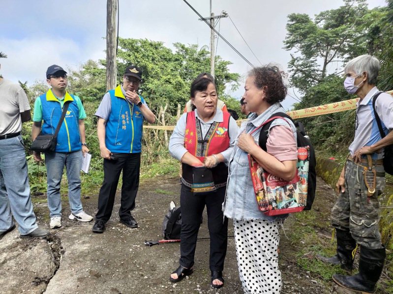 壽豐鄉長曾淑懿（右三）在403地震後，在各村勘災，關心災民。圖／壽豐鄉公所提供