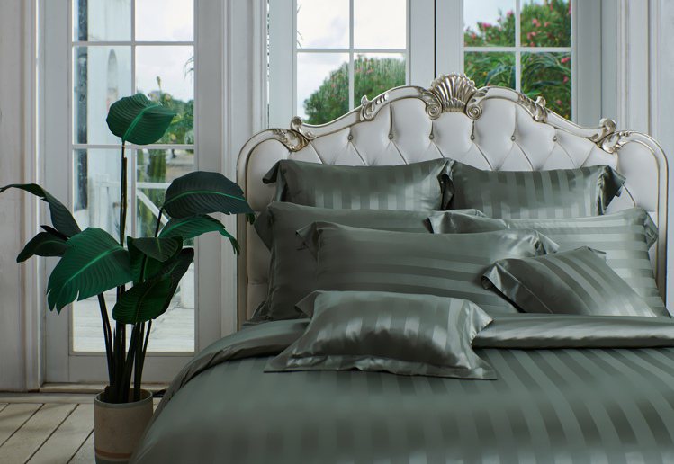 購買CHRISMA頂級寢飾系列100%進口蠶絲床包4件組（翡翠）39,800元，贈100%精梳細棉指定款床包4件組（琥珀森林），價值8,980元。圖／東妮寢飾提供