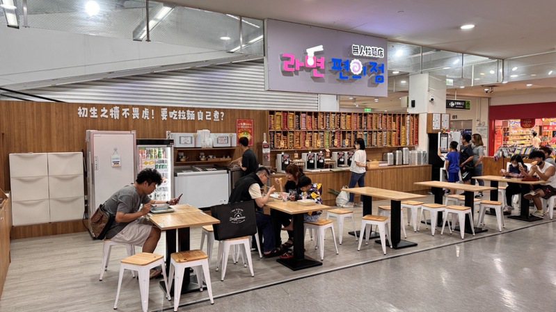 家乐福经国店推出24小时营业的「自助泡面区」。图／家乐福提供