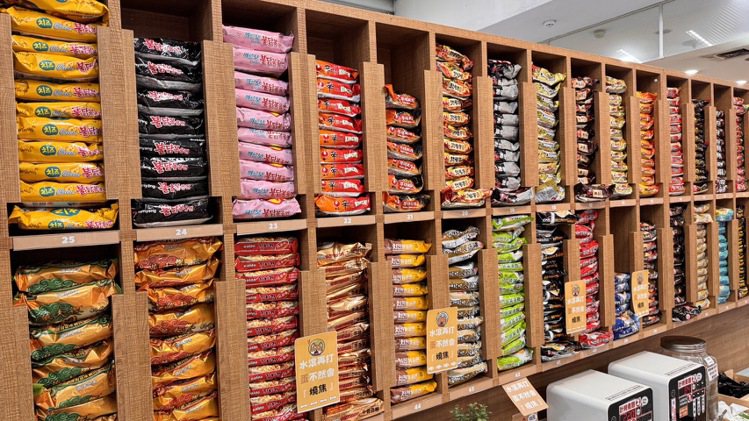 家樂福經國店「自助泡麵區」提供40多款韓國泡麵。圖／家樂福提供