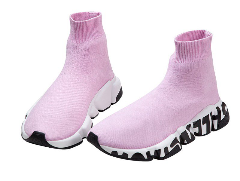 MASSIMO Galleria专柜BALENCIAGA袜套鞋原价27,200元，特价13,600元。图／礼客OUTLET提供