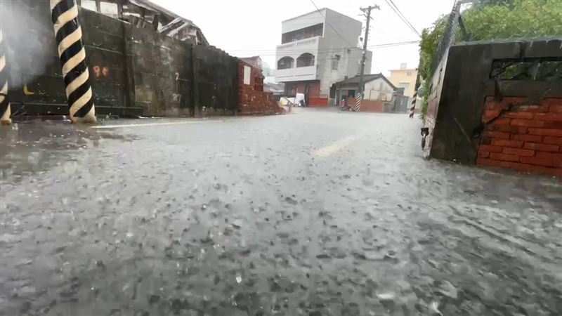嘉义县水上乡今下午受短延时强降雨影响，路面开始积水到脚踝。图／民众提供