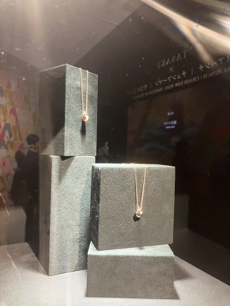 日本东京BA-TSU ART GALLERY的70周年纪念展，现场二楼展出今年第二波的链锯人联名系列珠宝。记者／孙曼摄影