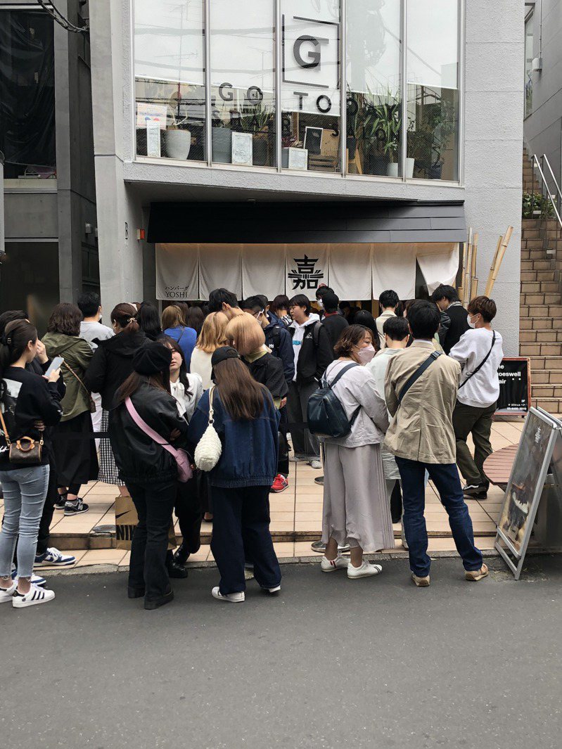 汉堡排＿嘉，日本消费者在神宫前店舖前排队。图／汉堡排＿嘉提供