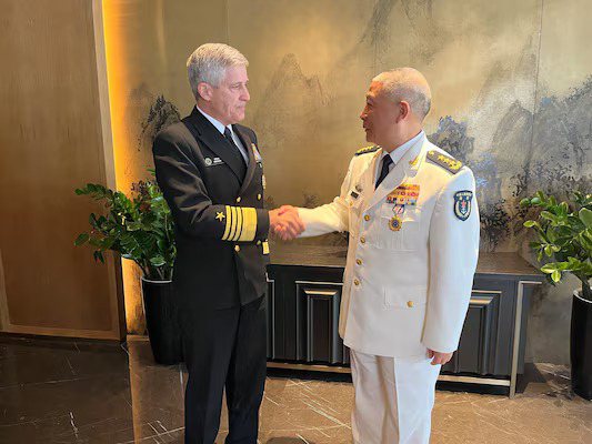 美军太平洋舰队司令柯勒（左）与共军海军政委袁华智，双方在青岛举行会见。图／取自美军太平洋舰队官网