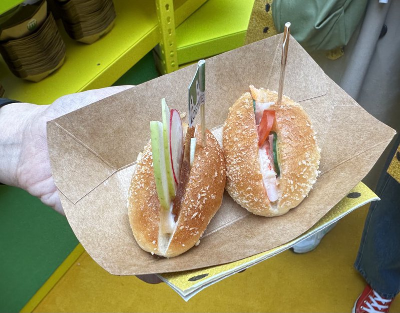 基隆夜市必吃的「营养三明治」以Loewe常见的「变形手法」，缩小成一口版。记者释俊哲 / 摄影