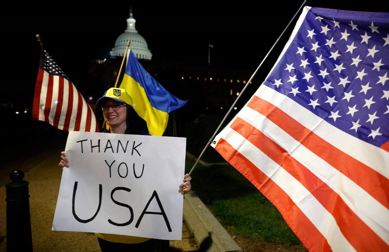 美國參議院23日通過烏克蘭、以色列和台灣的外援預算案後，烏克蘭的支持者在華府國會山莊外舉著「謝謝美國」標語。法新社