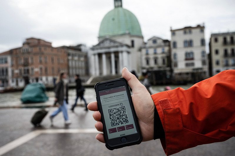 義大利威尼斯的一日遊觀光客25日起必須購買5歐元門票，這張當天拍攝的照片可見一隻智慧手機螢幕顯示進入威尼斯的QR碼。法新社