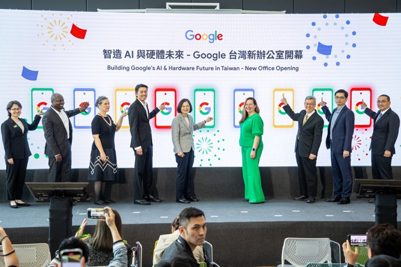 Google位在新北市板桥的第二栋全新硬体研发办公大楼今天正式启用，并在今天下午举办启用典礼，Google装置与服务营运长Ana Corrales（右四）、Google装置与服务软体工程副总裁Seang Chau（左四）特地从美国飞来台湾参与，蔡英文总统（左五）、行政院长陈建仁（右三）、新北市长侯友宜（右一）也一同共襄盛会。记者季相儒／摄影