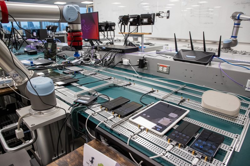 Google位在新北市板桥的第二栋全新硬体研发办公大楼里有许多实验室。记者季相儒／摄影