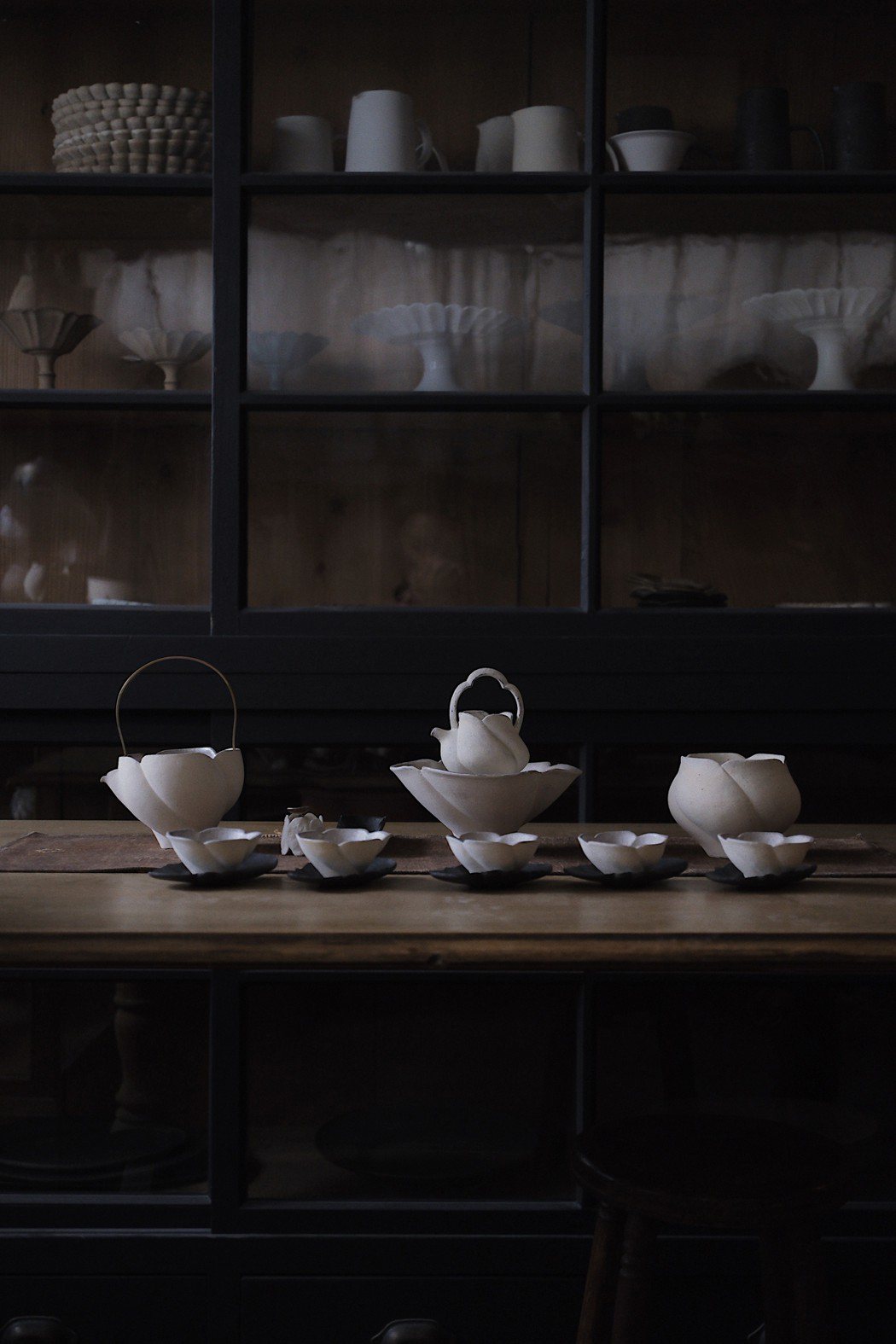 梨木製陶所極具辨識度的花型茶器，靈感來自兩人都喜歡自然、規律重複的幾何花樣。圖／...
