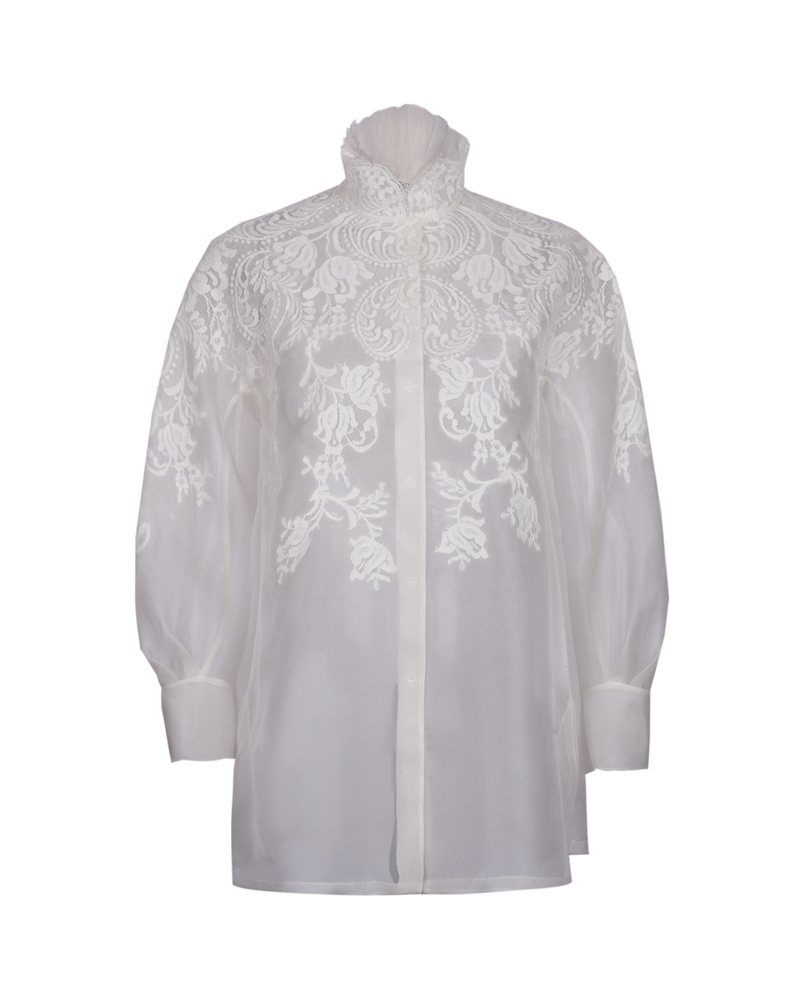 乌干纱蕾丝拼接衬衫，展现出西方古典风格与东方刺绣工艺的典雅交融，32,800元。图／SHIATZY CHEN提供